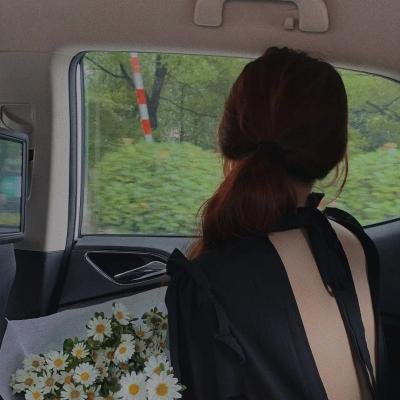 一线女星深夜密会神秘女子，评论区沦陷，一个月引热议